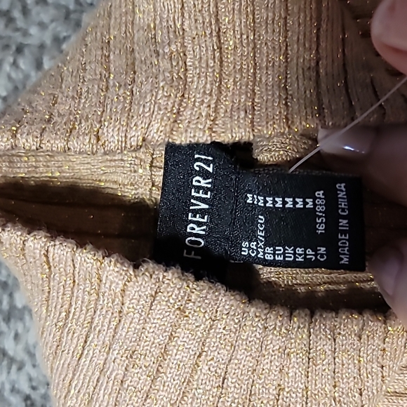 STUNNING GOLD METALLIC MOCK NECK KNIT DRESS - Picture 3 of 5